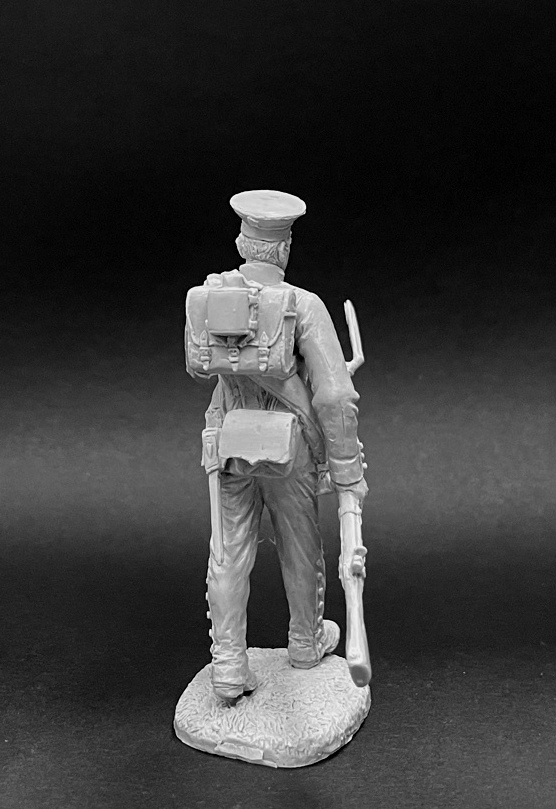 CHM-54273. Рядовой мушкетерских (или егерских) полков на марше, Россия 1812-14 гг. (2 варианта голов, 2 варианта рук, 2 варианта патронных сумок, 2 варианта штыковых ножен).  54 мм. Материал - смола. Chronos Miniatures