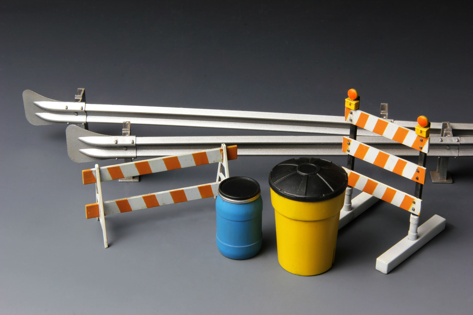 SPS-013  Barricades & Highway Guardrail Set 1/35 Meng