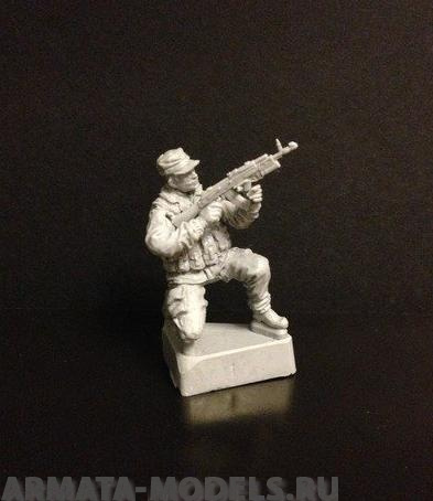 5008ТБ Боец стоящий на одном колене с автоматом Три Богатыря