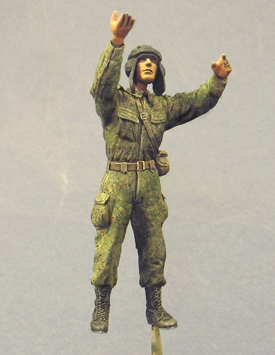 T35184 Современные российские танкисты со снарядом Tank