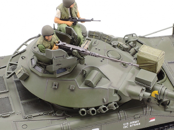 35365T Американский танк Sheridan. Вьетнамская война. С тремя фигурами. Tamiya
