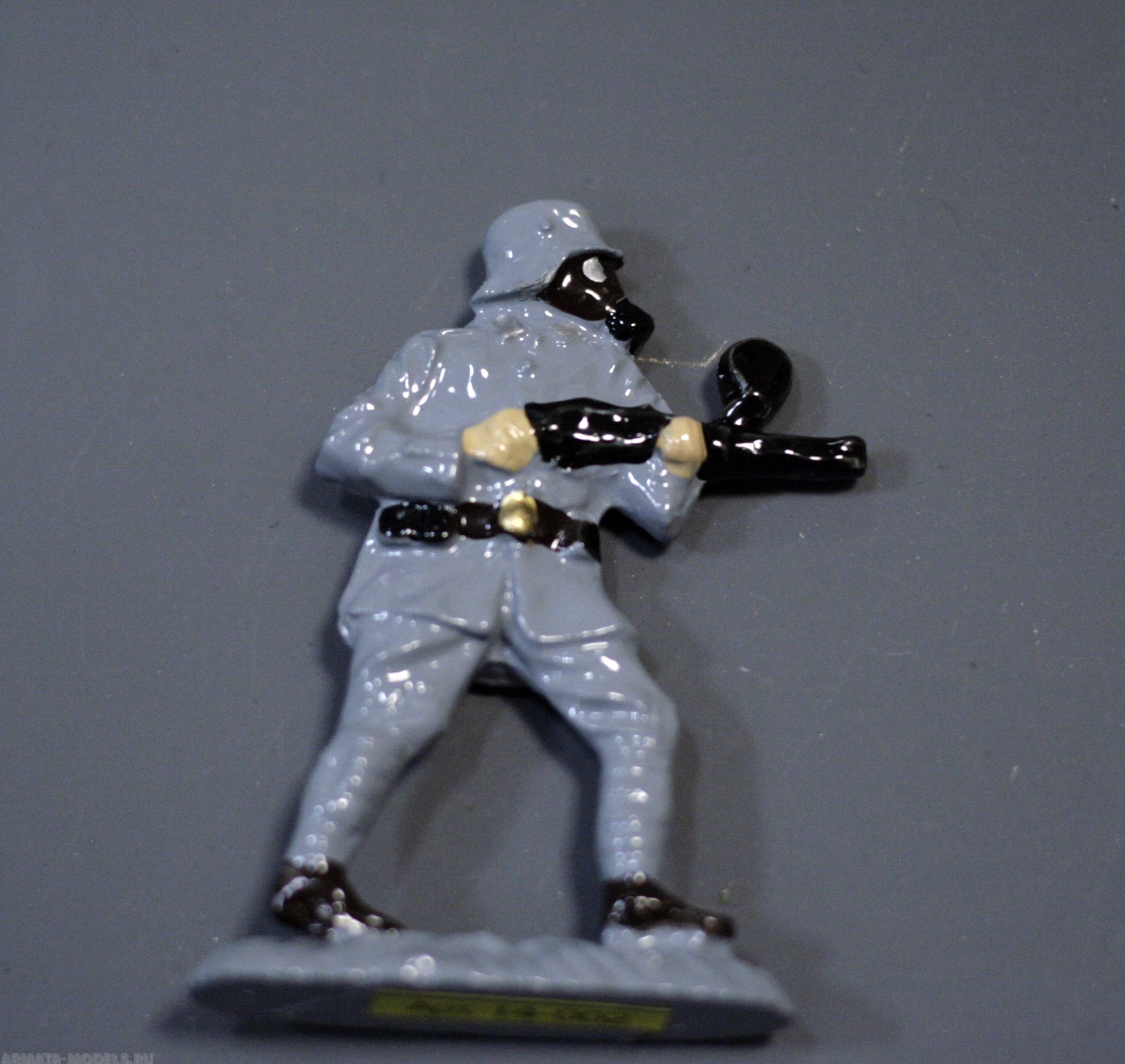 14-002 окрашеная фигура Штурмовик с автоматом Солдатики "Ура"