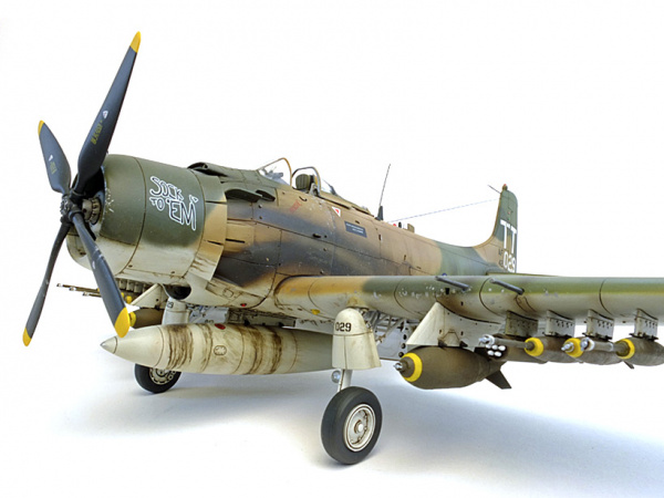 61073T Douglas A-1J Skyraider U.S. Air Force Tamiya