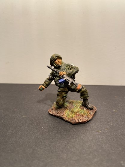 5072ТБ СВО, стоящий на колене морпех бросающий гранату Три Богатыря