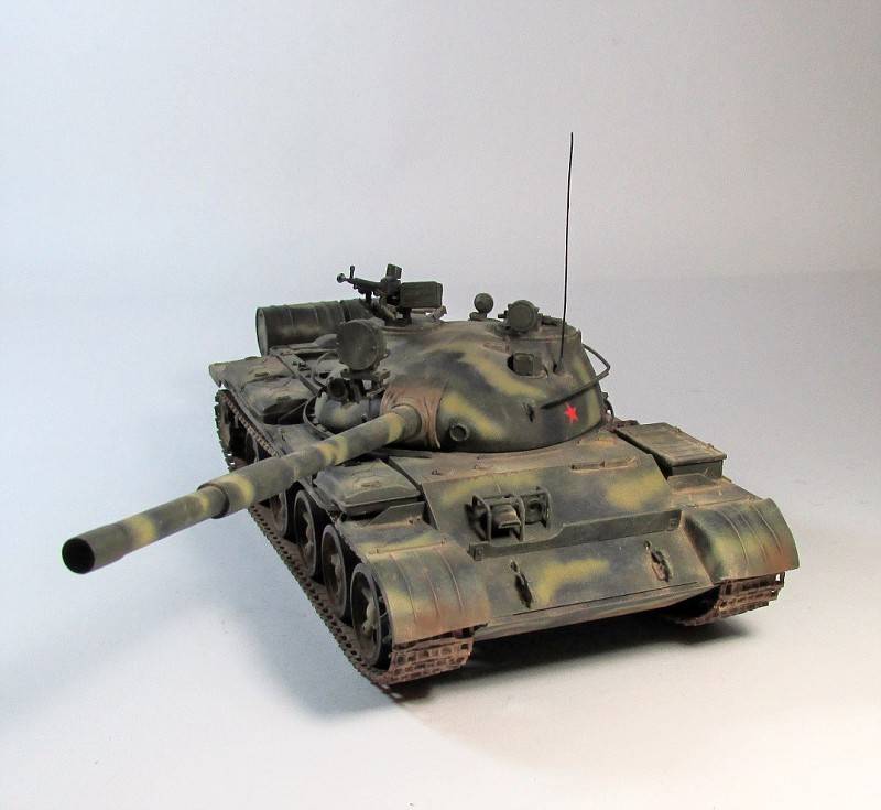 35108 Советский танк Т-62А с фигурой Tamiya