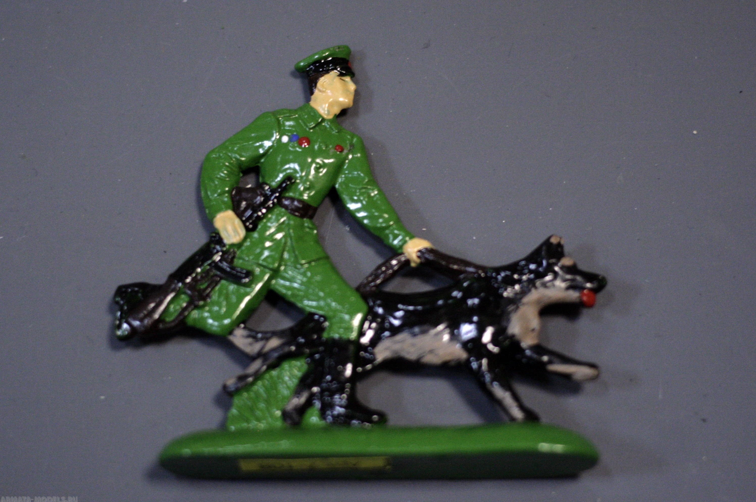 7-108 окрашеная фигура Пограничник на задержании Солдатики "Ура"