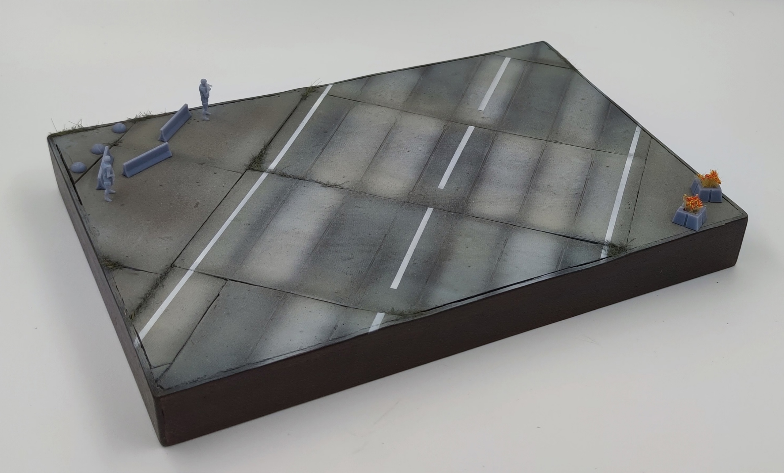 HE-72113 Подставка Выставочная площадка (Фигурки не входят, для наглядности)