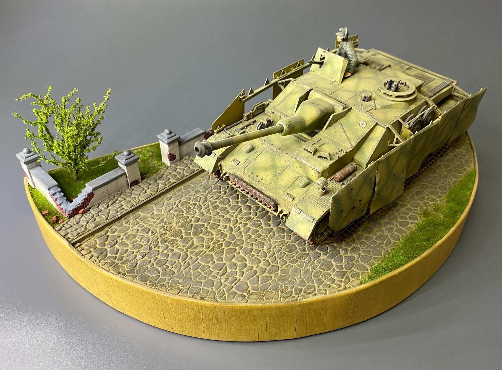 HM01028 Авторская подставка «Штурм» (30см, масштаб 1/35)