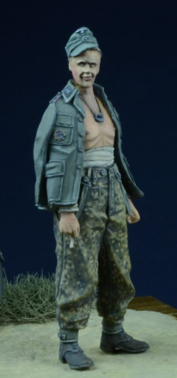 35017DM Wounded SS NCO 1942-45 D-Day Miniature Studio