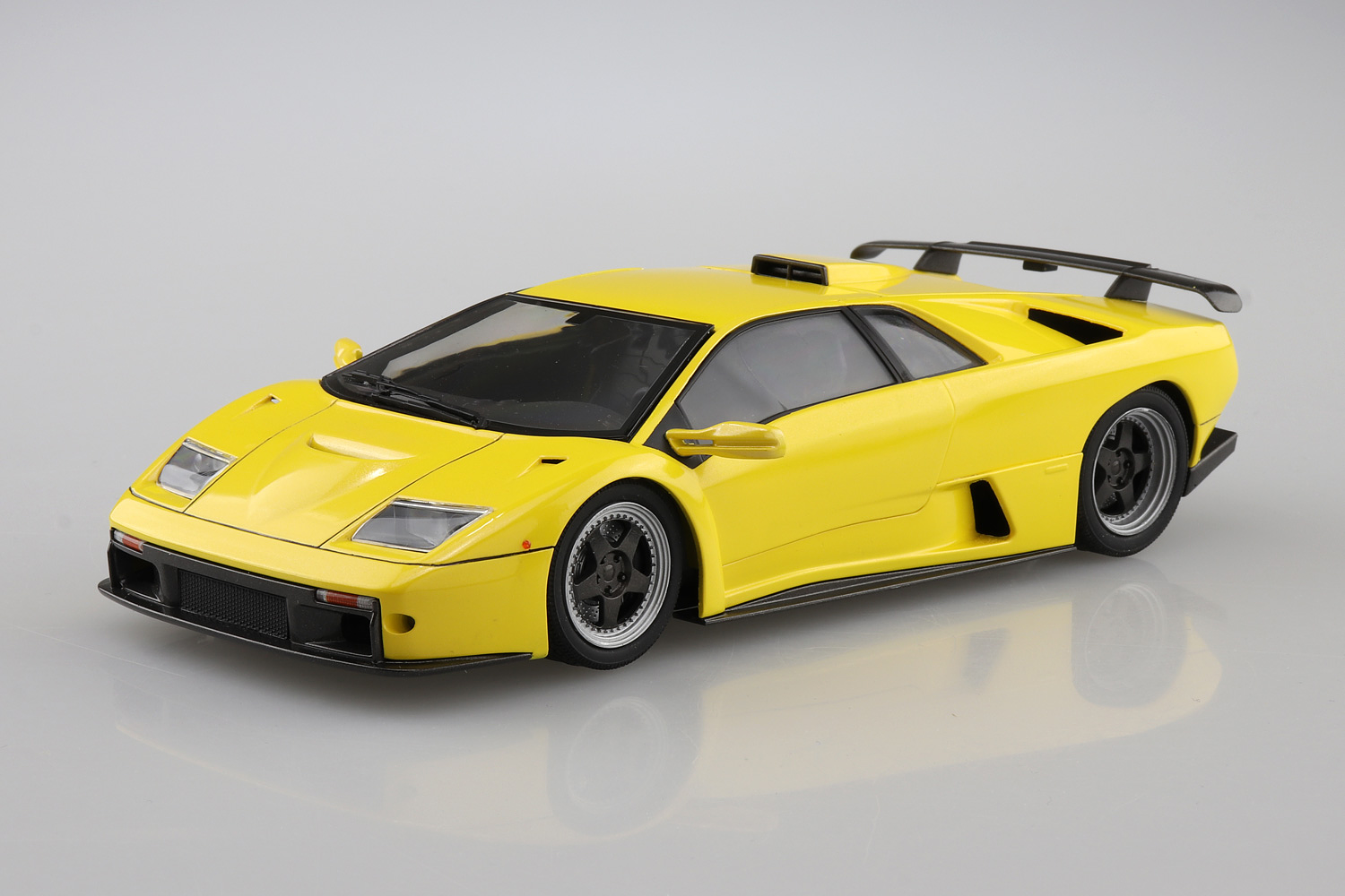 05899 Lamborghini Diablo GT '99 Aoshima