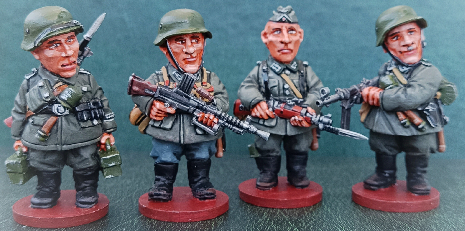 CHM-50.20. Шаржевая миниатюра. WW2: Германская Армия (Вермахт №1). В комплекте 4 фигуры. 50 мм. Материал - смола. Chronos Miniatures