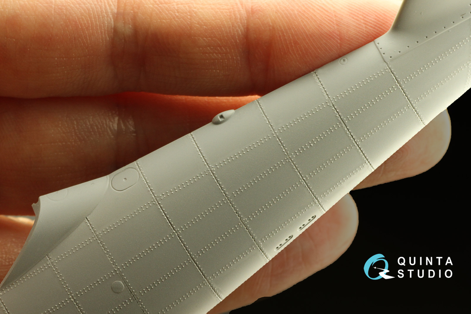 QRV-026 Сдвоенные клепочные ряды (размер клепки 0.25 mm, интервал 1.0 mm), белые,  длина 5,8 m