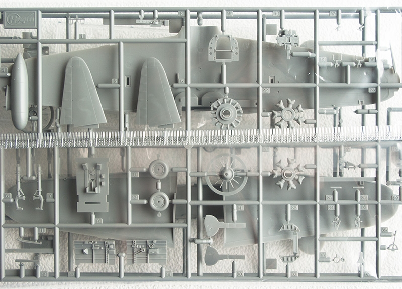 09142 Самолет Mitsubishi A6M2a ZERO TYPE11 Jt42 Hasegawa