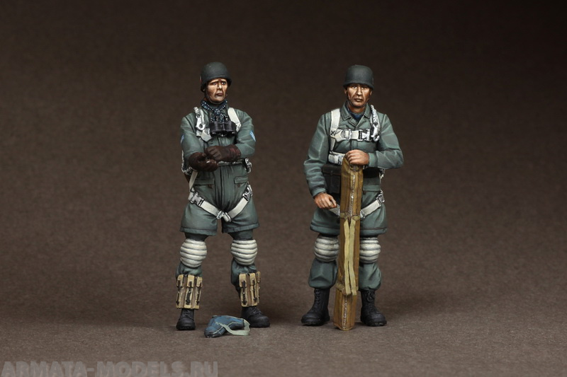3608SOGA MG gunner and Feldwebel Fallschirmj?ger at the airfield. SOGA Miniatures
