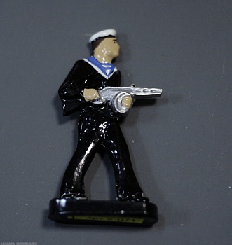 2-071 окрашеная фигура Краснофлотец на параде