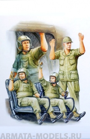 00417 Солдаты  US Army CH-47 Crew in Vietnam Trumpeter