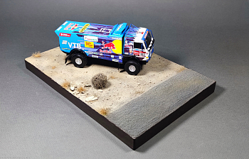 HE-43002 Подставка КамАЗ "Выезд на дорогу или тех обслуживание" Ящерка в комплекте Размер 30*20