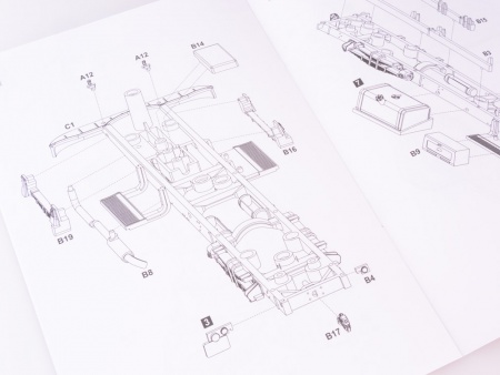 1365AVD Сборная модель МАЗ-200 бортовой AVD Models